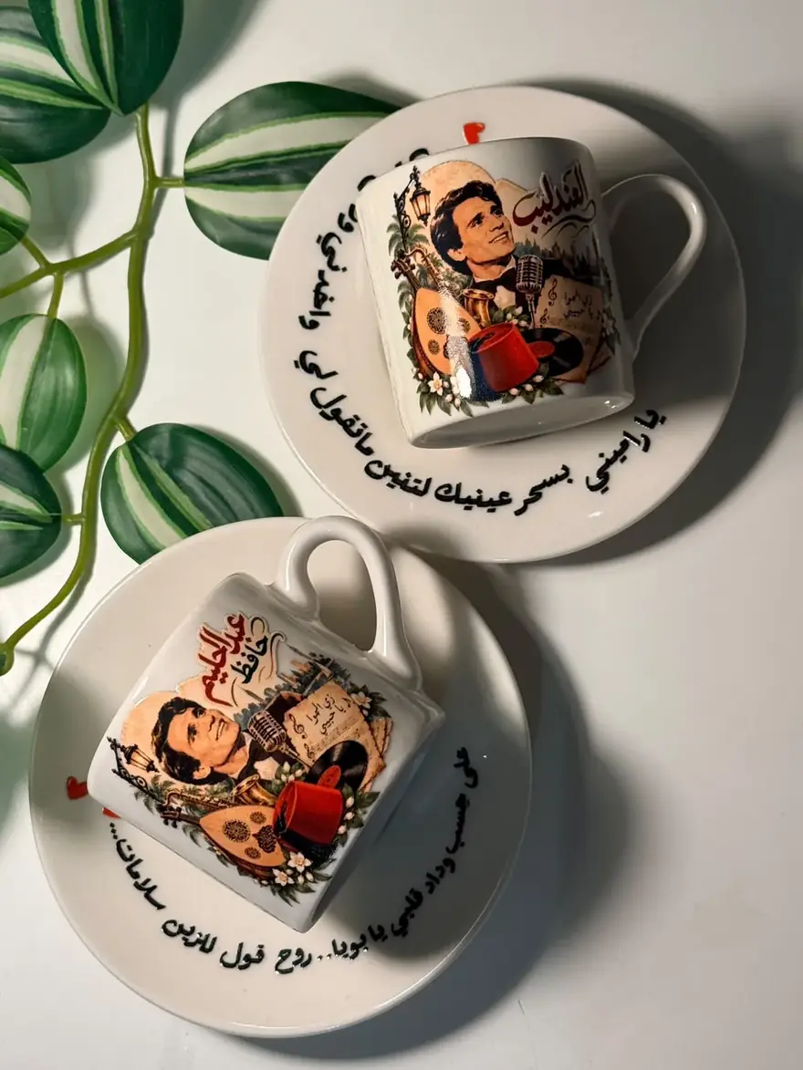 Retro illüstrasyonlu fincan ve tabak